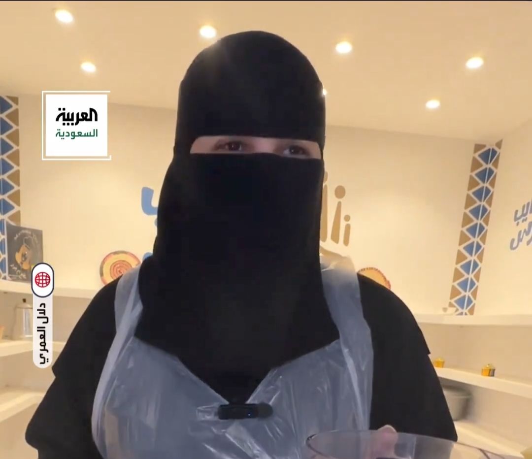 السعودية | الشيف “ليلى عسيري ” تروي قصة توارث عائلتها لطهي الأكلات الشعبية في ‎عسير منذ 80 عاما