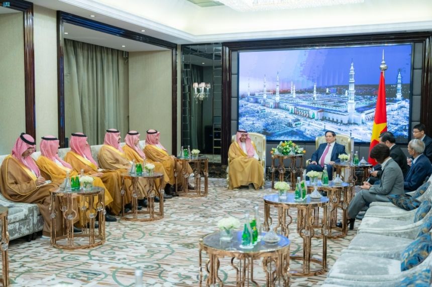 وزير الصناعة يبحث تطوير التعاون مع رئيس الوزراء الفيتنامي