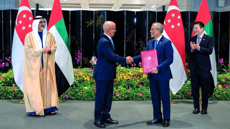 الامارات | ولي عهد أبوظبي ورئيس وزراء سنغافورة يشهدان  تبادل عدد من مذكرات التفاهم