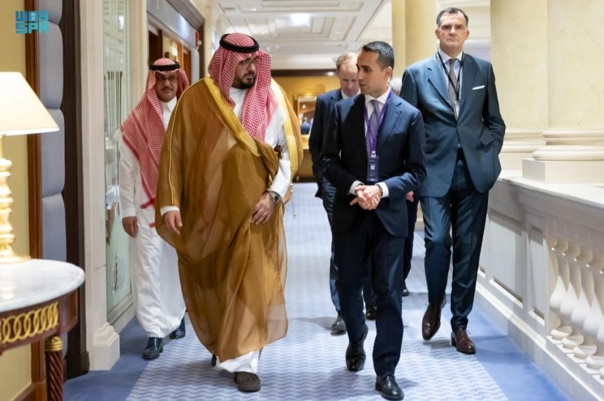 وزير الاقتصاد يبحث تعزيز التعاون مع ممثل الاتحاد الأوروبي للخليج