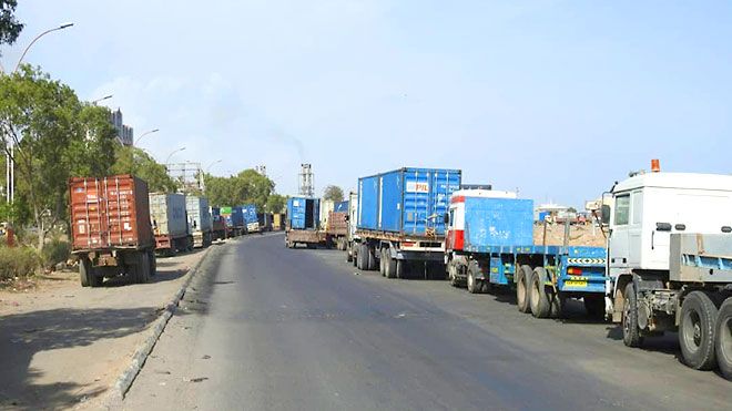 لحج.. سائقو الشاحنات يشكون من عودة نقاط الجبايات في يافع