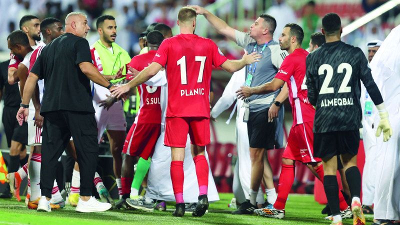 الامارات | العاجل: اعتراضات كوزمين  على التحكيم تؤثر سلباً في اللاعبين