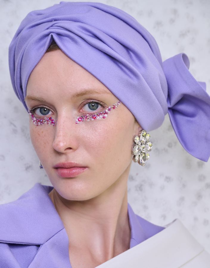 5 صيحات مكياج نابضة بالأنوثة موضة خريف وشتاء 2024 – 2025 من عروض الأزياء