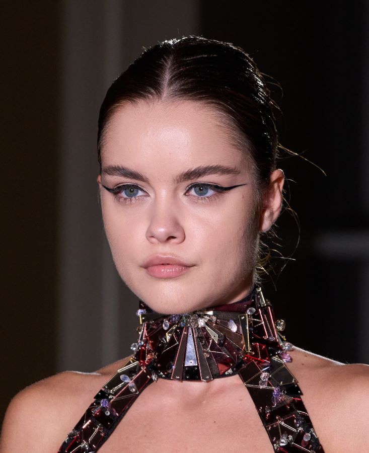 5 صيحات مكياج نابضة بالأنوثة موضة خريف وشتاء 2024 – 2025 من عروض الأزياء