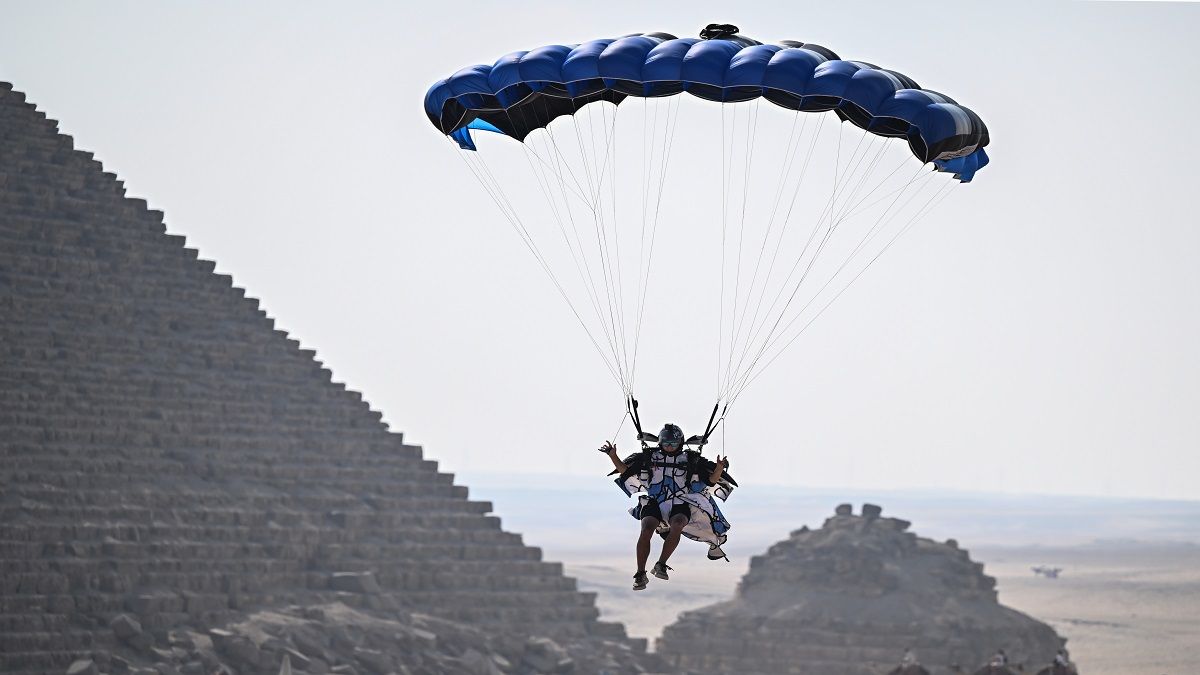 الامارات | «اقفز كالفرعون» في مصر.. مغامرة مثيرة فوق إحدى عجائب العالم القديم