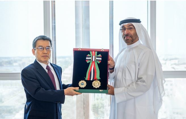 الامارات | رئيس الدولة يمنح السفير الياباني وسام الاستقلال من الطبقة الأولى