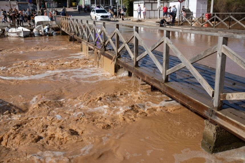 صور| إسبانيا.. فيضانات مدمرة في فالنسيا ومقتل 51 شخصًا