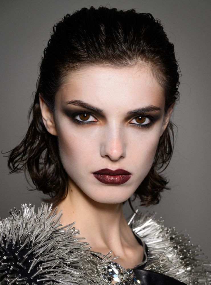 5 صيحات مكياج نابضة بالأنوثة موضة خريف وشتاء 2024 – 2025 من عروض الأزياء