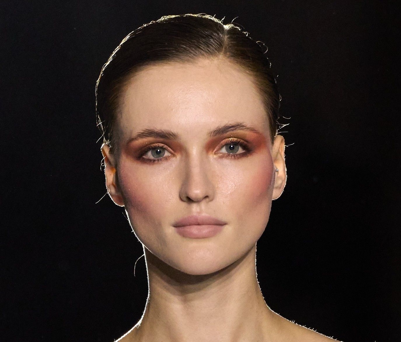 5 صيحات مكياج نابضة بالأنوثة موضة خريف وشتاء 2024 – 2025 من عروض الأزياء