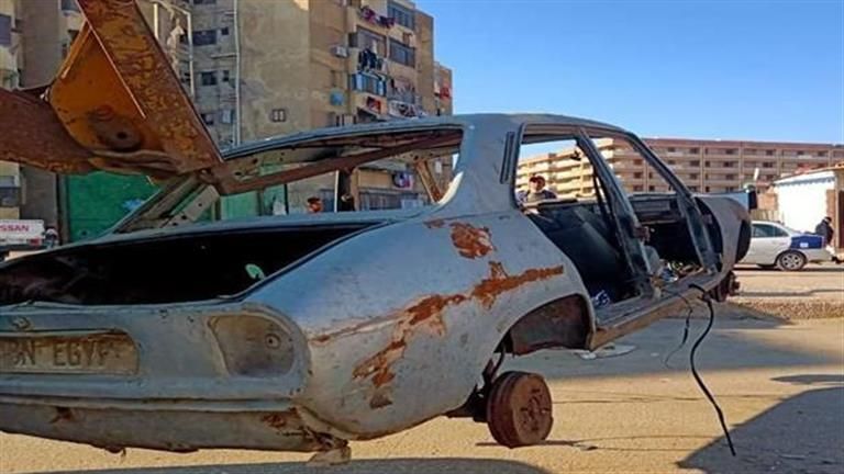 متروكة ومتهالكة في الشوارع.. رفع 49 سيارة ودراجة نارية بالقاهرة والجيزة