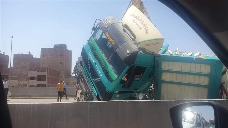 انقلاب مقطورة محملة بالأسمدة بمنشأة القناطر