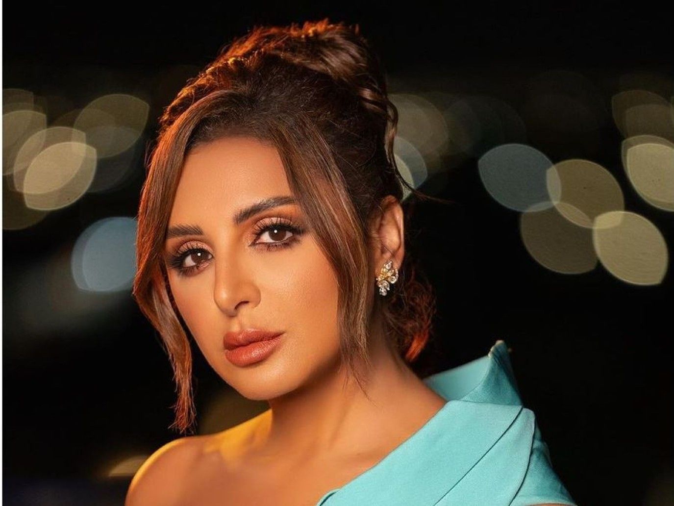 تسريحات شعر مرفوعة فخمة بأسلوب النجمات.. إطلالتك راقية دوماً في المناسبات