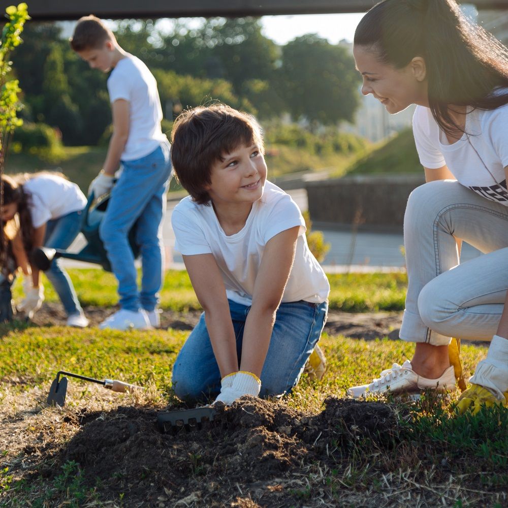 بمناسبة يوم الادخار العالمي: مدخرات "حامد" تنقذ والده النجار البسيط
