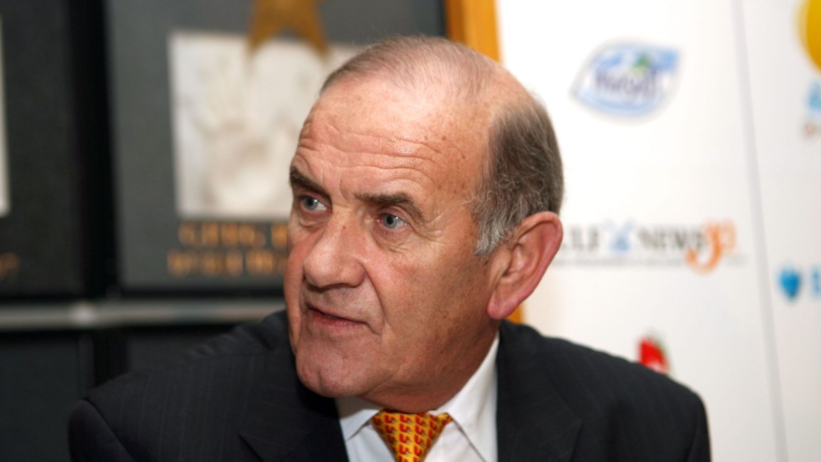 ورحل كولم ماكلوكلين.. رابطة عنق وعطر دبي