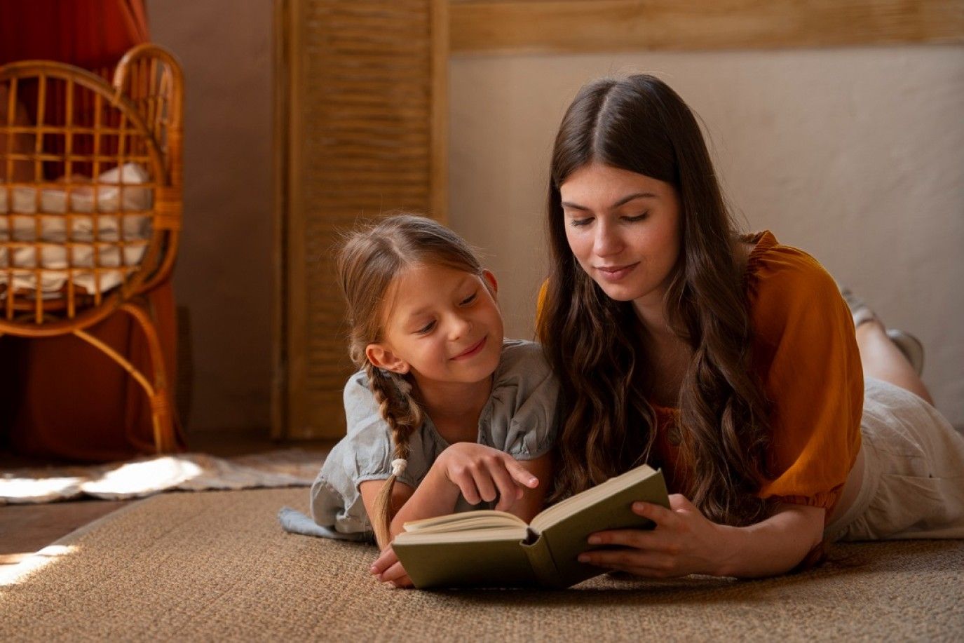 بمناسبة يوم الادخار العالمي: مدخرات "حامد" تنقذ والده النجار البسيط