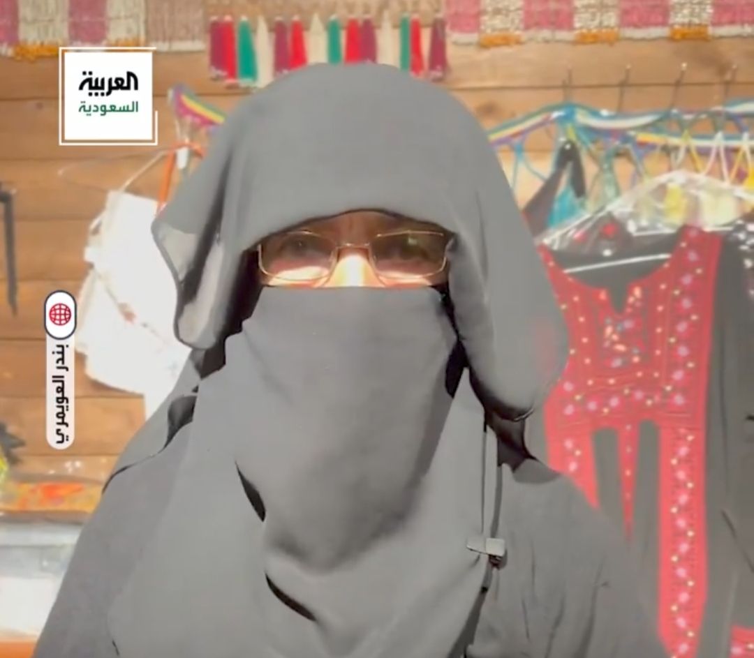 السعودية | ‏”فضية العثماني”.. سيدة سعودية تتحدث عن مجالها في السدو والحرف اليدوية في البلدة القديمة بالعلا