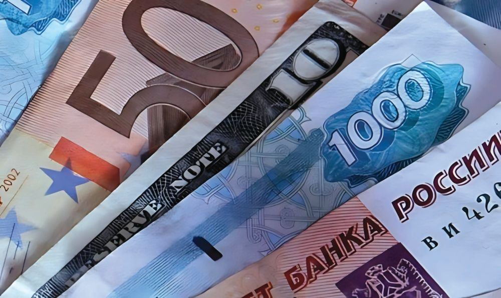 "المركزي الروسي" يخفض الدولار ويرفع اليورو واليوان أمام الروبل