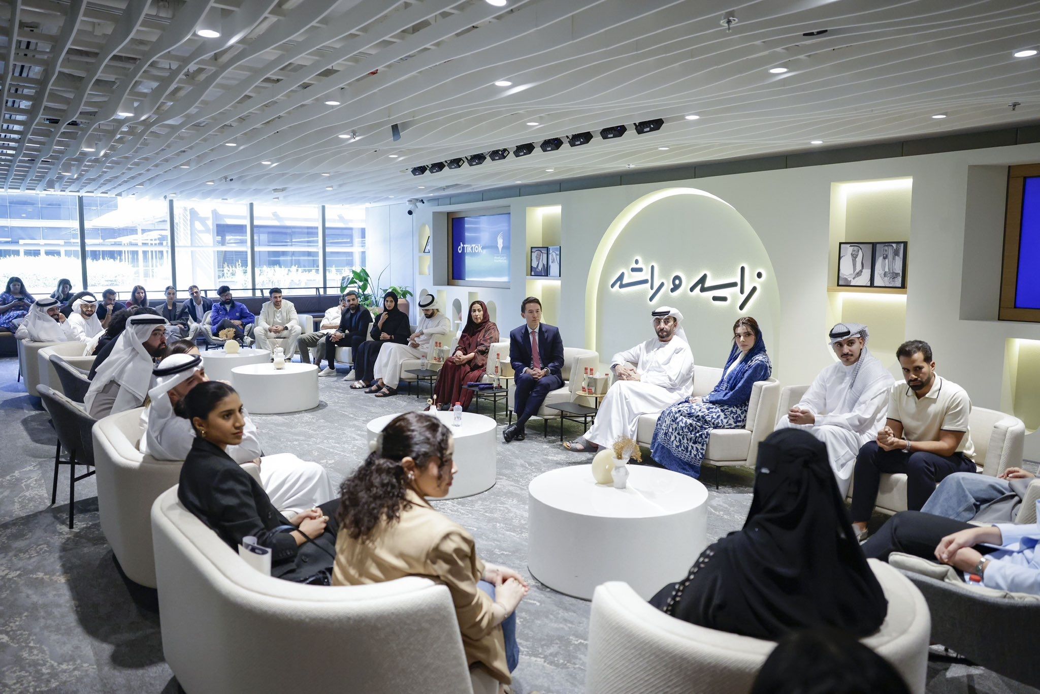 الامارات | نادي دبي للصحافة يستضيف جلسة تفاعلية بين أهم صُنّاع المحتوى والرئيس التنفيذي لمنصة "تيك توك" العالمية