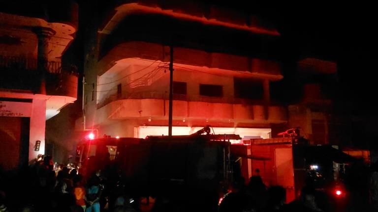 حريق هائل في مخزن قطع غيار بعين شمس.. والدفع بـ8 سيارات إطفاء