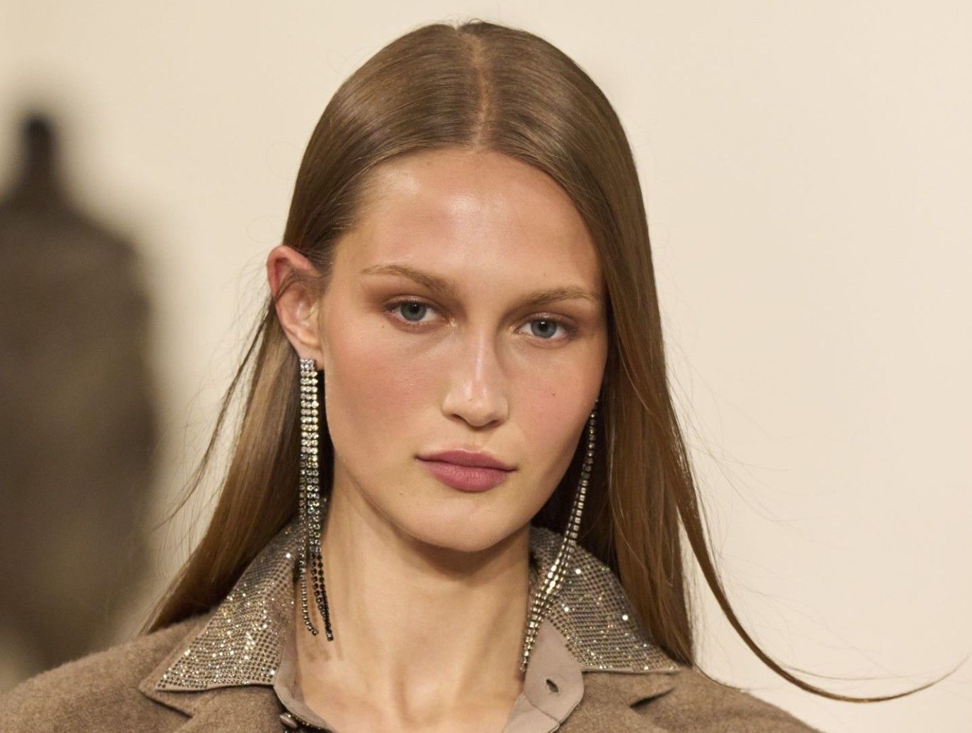 ألوان صبغات شعر عصرية لخريف وشتاء 2024 من وحي أسابيع الموضة