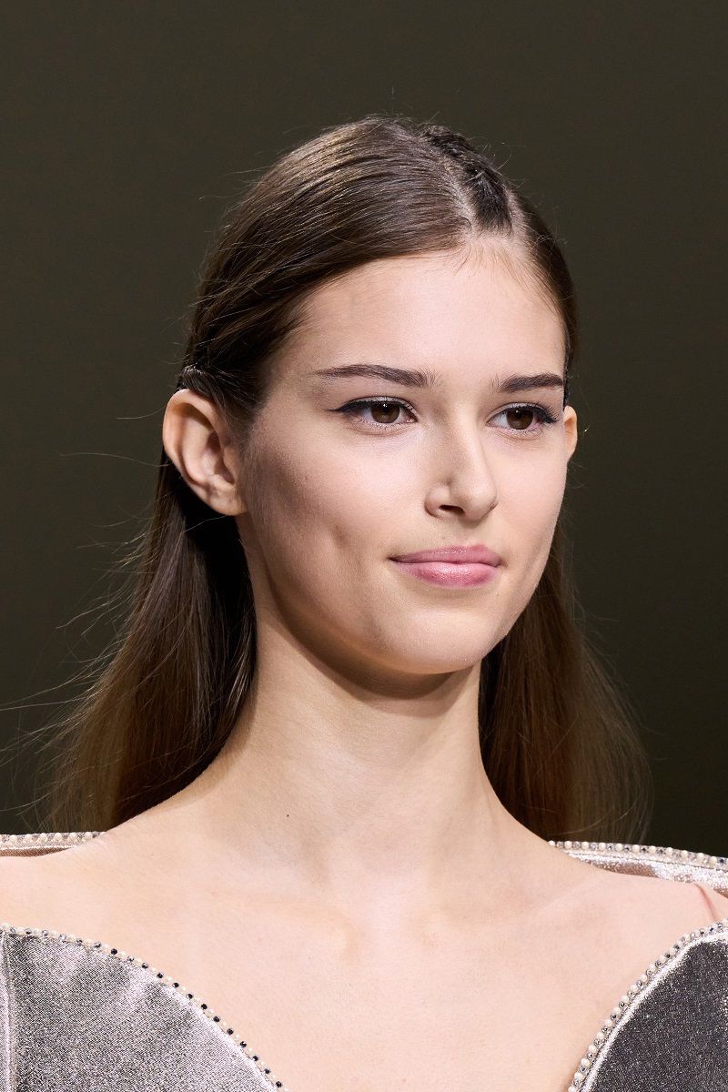 ألوان صبغات شعر عصرية لخريف وشتاء 2024 من وحي أسابيع الموضة