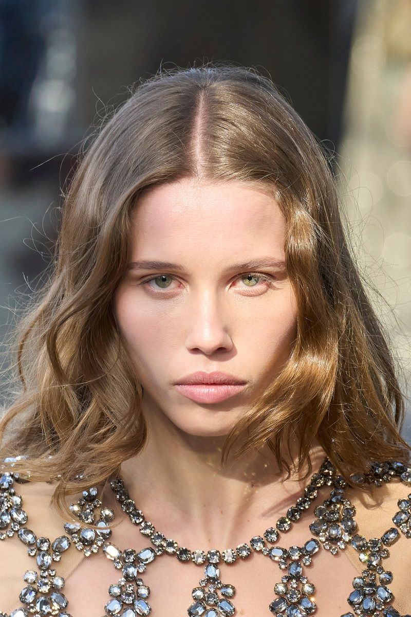 ألوان صبغات شعر عصرية لخريف وشتاء 2024 من وحي أسابيع الموضة