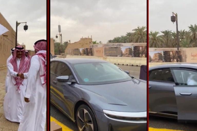 وزير الإعلام يقود سيارة لوسيد ويثير تفاعلًا بظهوره في الدرعية .. فيديو