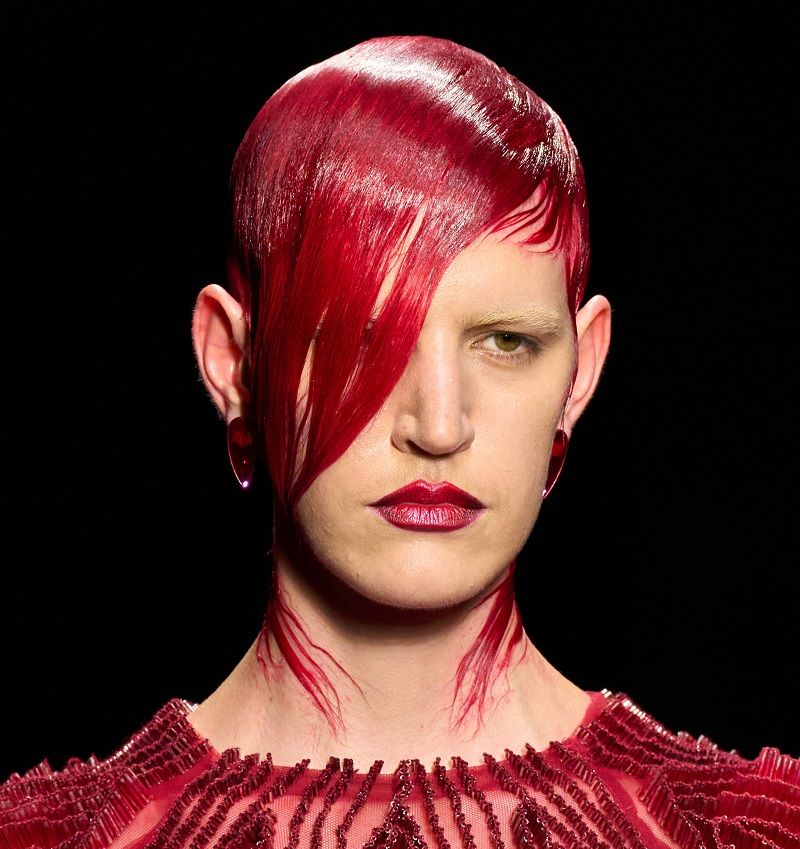 ألوان صبغات شعر عصرية لخريف وشتاء 2024 من وحي أسابيع الموضة