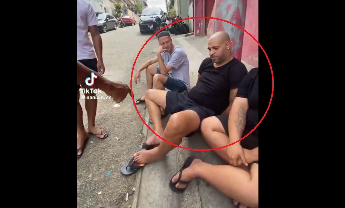 الامارات | ظهور "إمبراطور كرة القدم" في شوارع البرازيل مخموراً وحافي القدمين