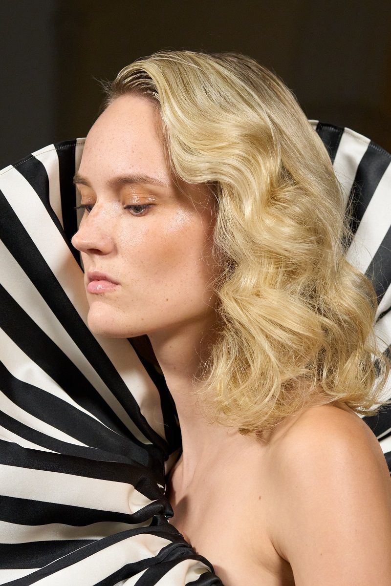 ألوان صبغات شعر عصرية لخريف وشتاء 2024 من وحي أسابيع الموضة