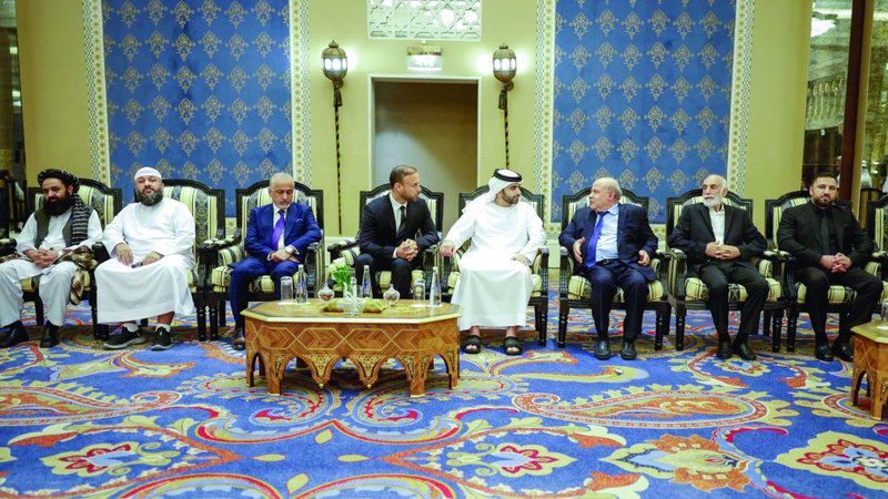 الامارات | منصور بن محمد يقدّم واجب العزاء في وفاة ابنة مرويس عزيزي