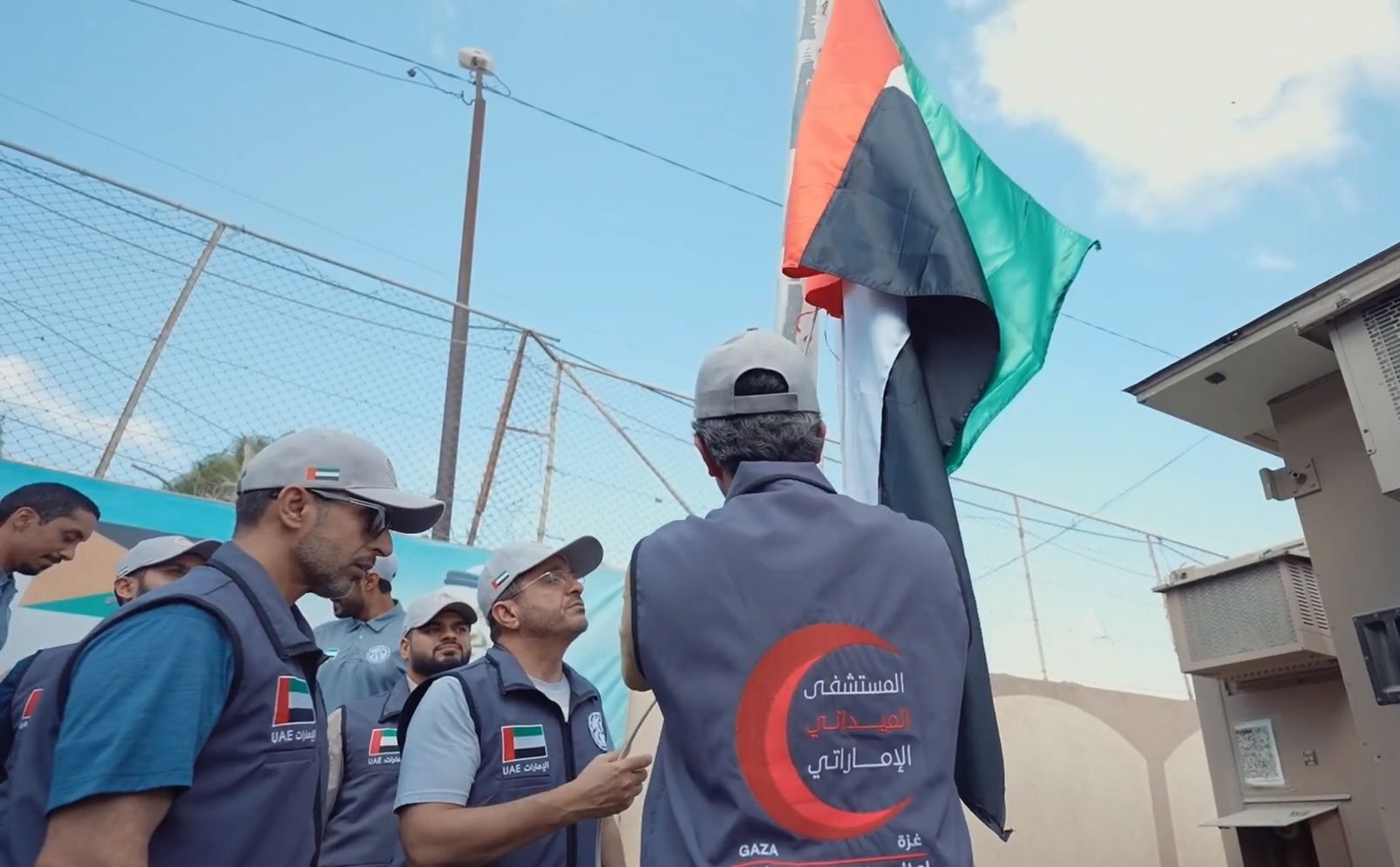 الامارات | المستشفى الميداني الإماراتي يرفع علم الدولة في رفح بقطاع غزة