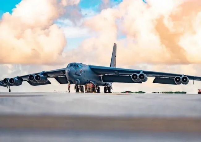 الولايات المتحدة الامريكية ترسم النهاية الحوثية بطائرات B-52 Stratofortress
