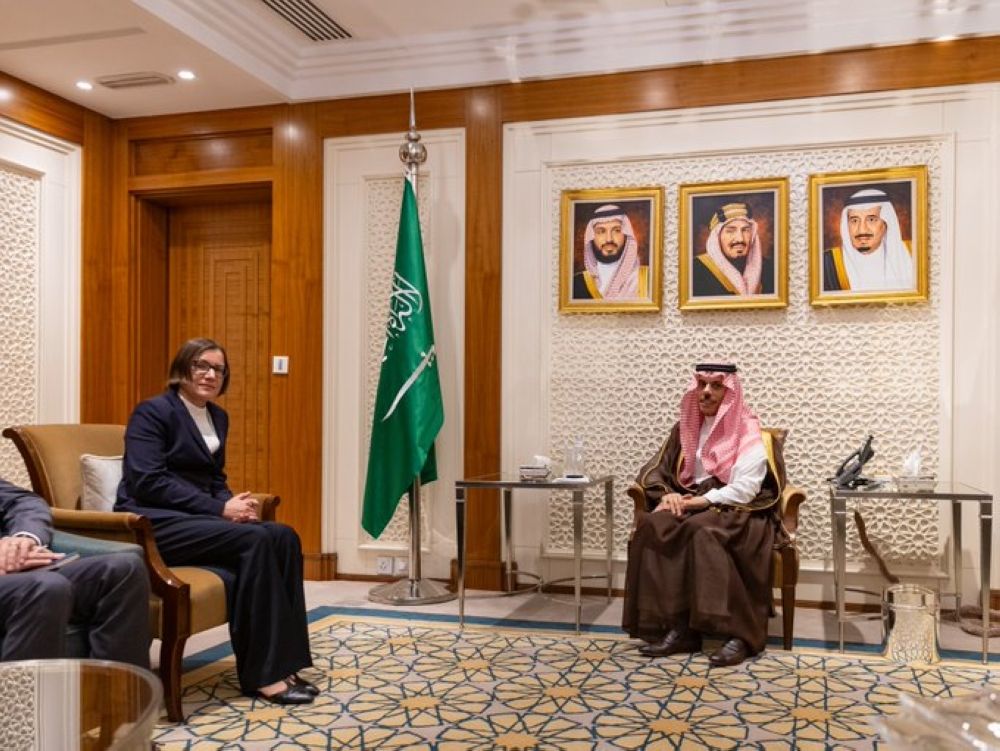 وزير الخارجية يستعرض التعاون في المجالات الإغاثية مع "الصليب الأحمر"