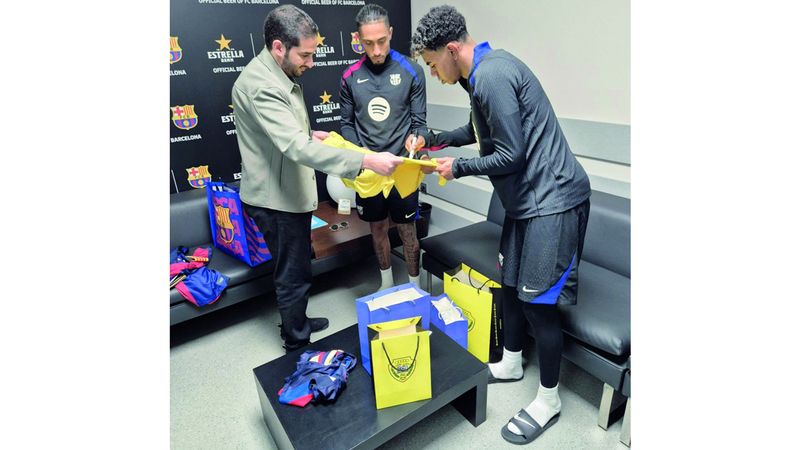 الامارات | قطب وصلاوي يبهر نجمَي برشلونة بهدايا «الإمبراطور» وهاتف ميسي