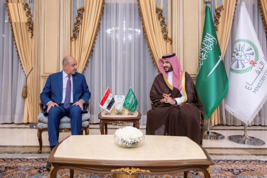 وزير الدفاع يوقع مذكرة تفاهم للتعاون العسكري مع نظيره العراقي