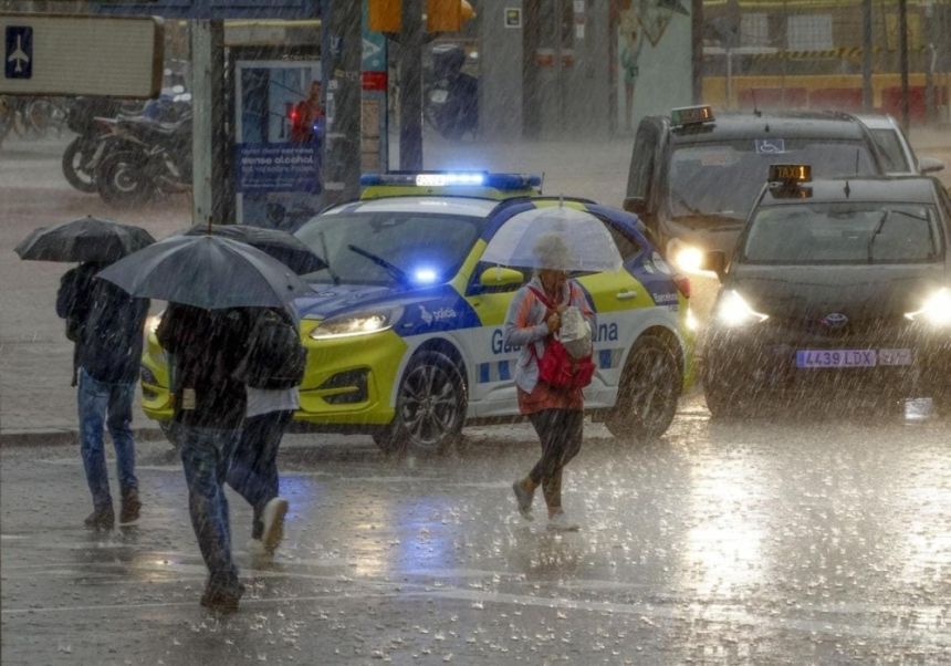 أمطار برشلونة.. شلل تام بالخدمات وبحث مستمر عن الضحايا