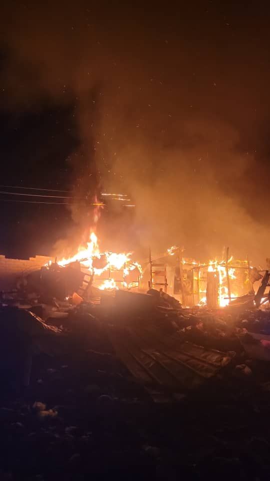 المهرة.. حريق يلتهم عدد من مساكن المهمشين وسط مدينة الغيضة