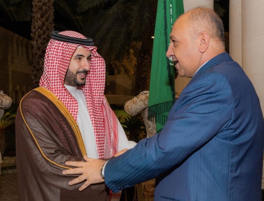 وزير الدفاع يوقع مذكرة تفاهم للتعاون العسكري مع نظيره العراقي