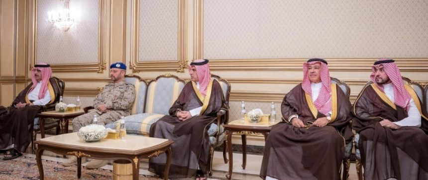 وزير الدفاع يوقع مذكرة تفاهم للتعاون العسكري مع نظيره العراقي