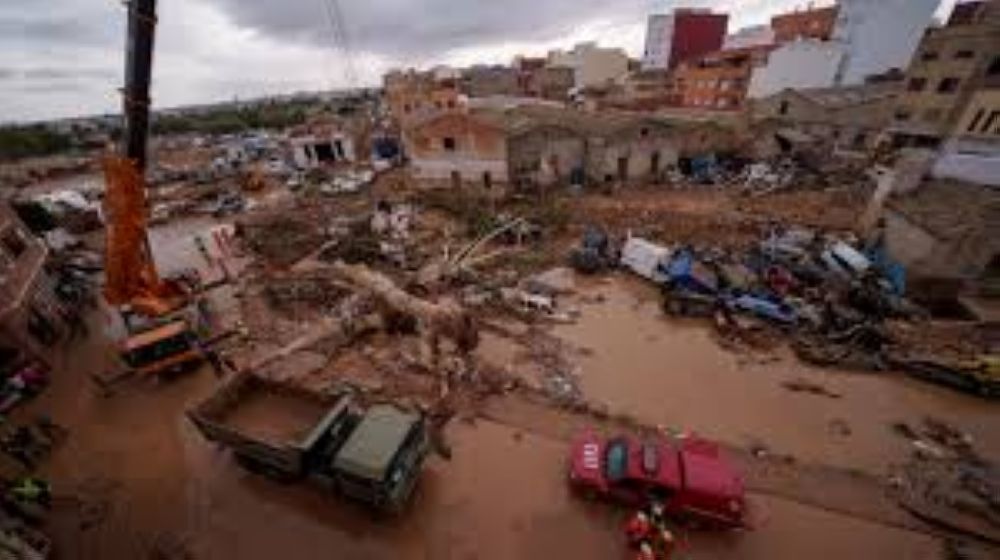 أمطار برشلونة.. شلل تام بالخدمات وبحث مستمر عن الضحايا