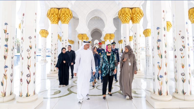 الامارات | رئيسة سلوفينيا تزور جامع الشيخ زايد الكبير في أبوظبي