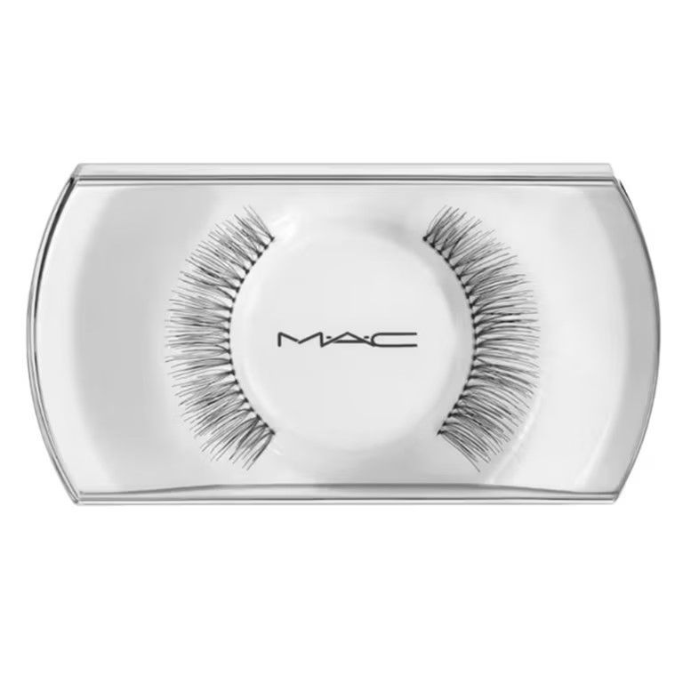 الرموش المستعارة لجمال عينيك.. استخدميها بعناية واختاري الأفضل منها