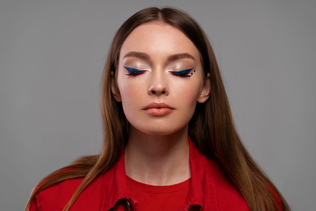 الرموش المستعارة لجمال عينيك.. استخدميها بعناية واختاري الأفضل منها