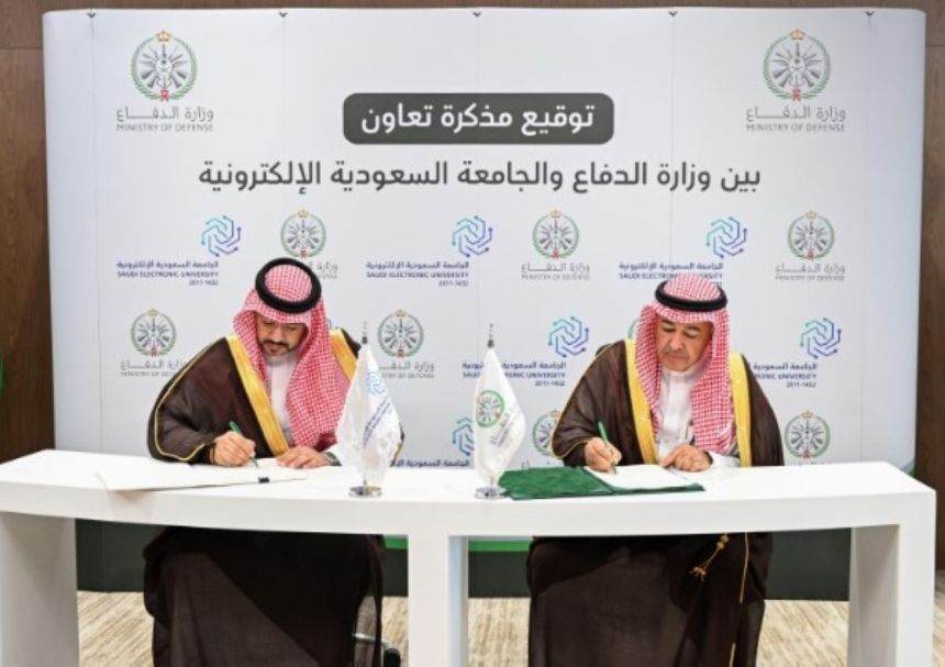 صور.. توقيع برنامجين تنفيذيين بين وزارة الدفاع والجامعة الإلكترونية