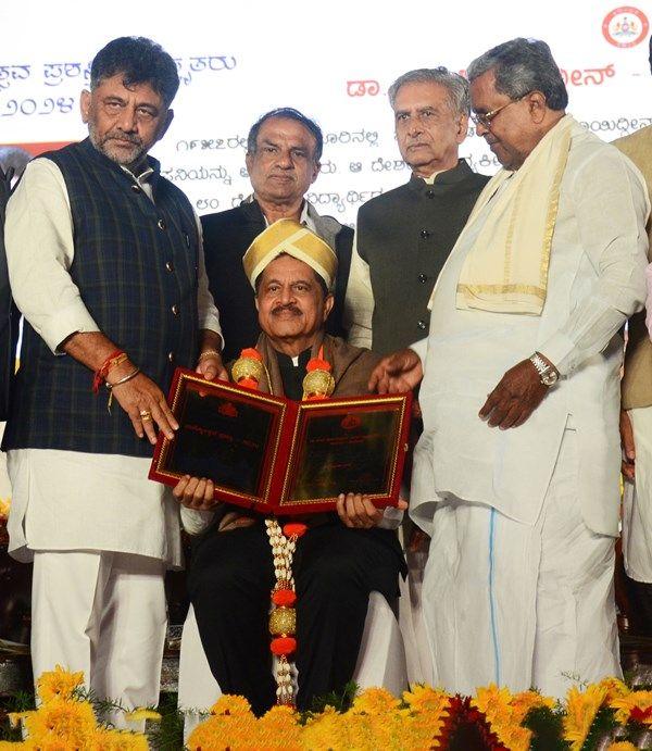 حكومة كارناتاكا تكرم الدكتور ثومبي محي الدين بجائزة راجيوستافا
