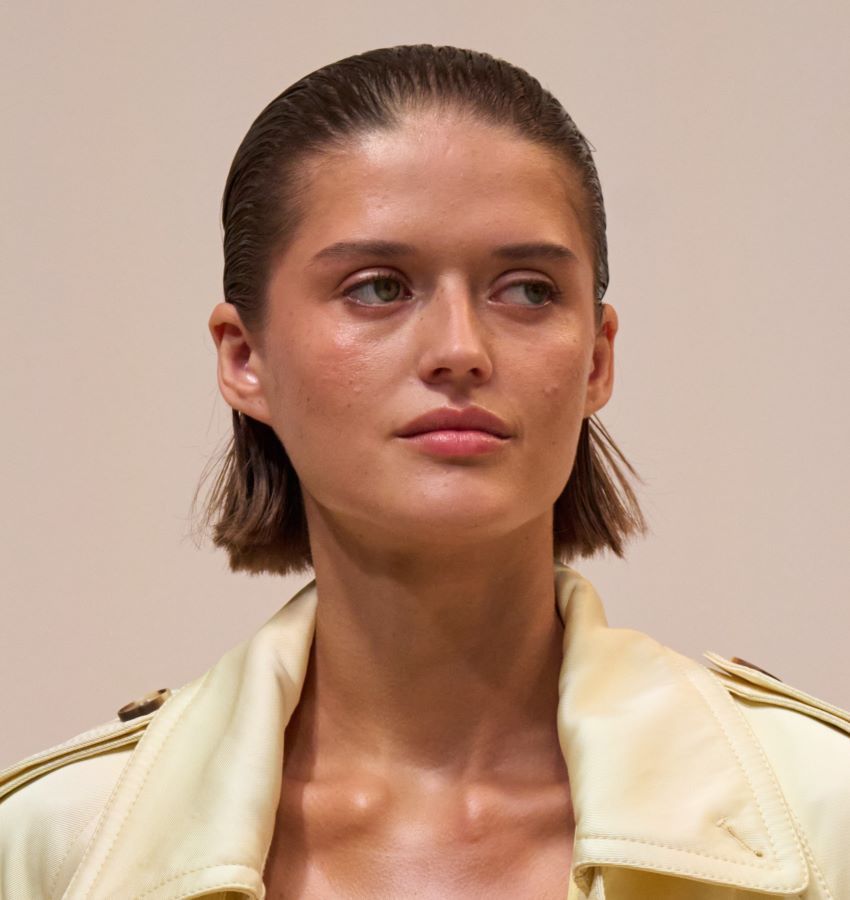 أجمل تسريحات شعر لمناسبات الشتاء بأساليب عصرية من أجدد عروض الأزياء