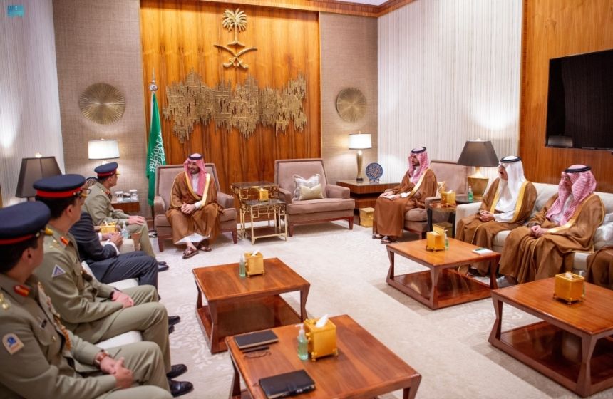 ولي العهد يبحث تطوير العلاقات الثنائية مع قائد الجيش الباكستاني