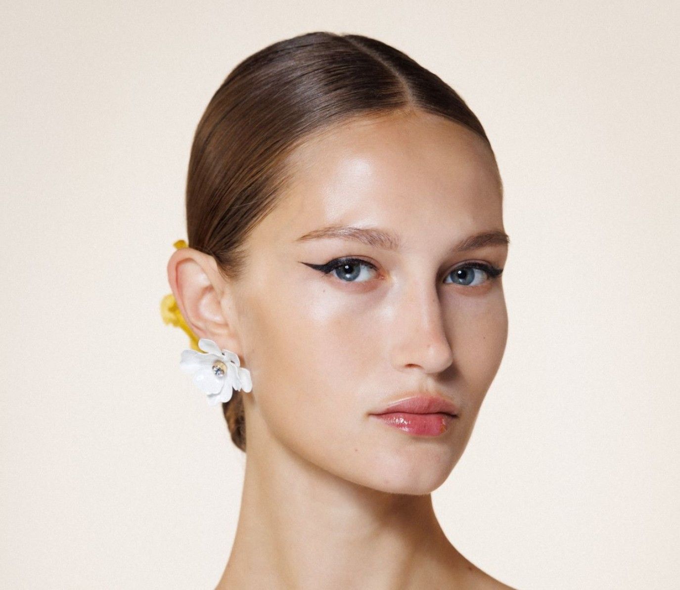 أجمل تسريحات شعر لمناسبات الشتاء بأساليب عصرية من أجدد عروض الأزياء