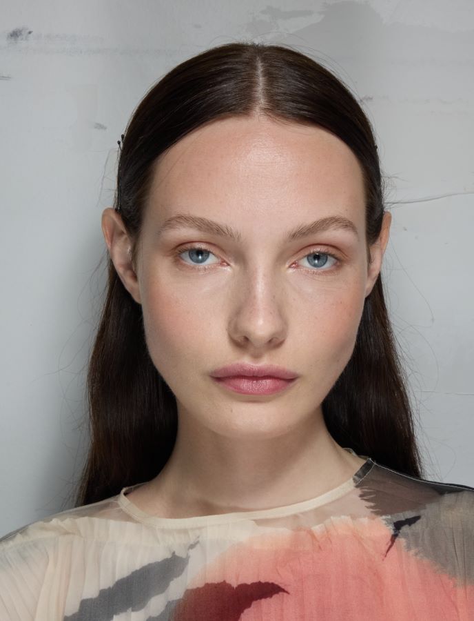 أجمل تسريحات شعر لمناسبات الشتاء بأساليب عصرية من أجدد عروض الأزياء